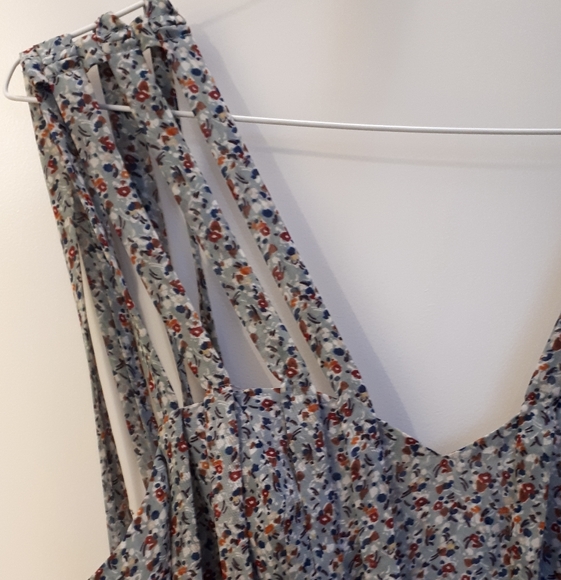 Dress with flower pattern - Picture 5 of 10